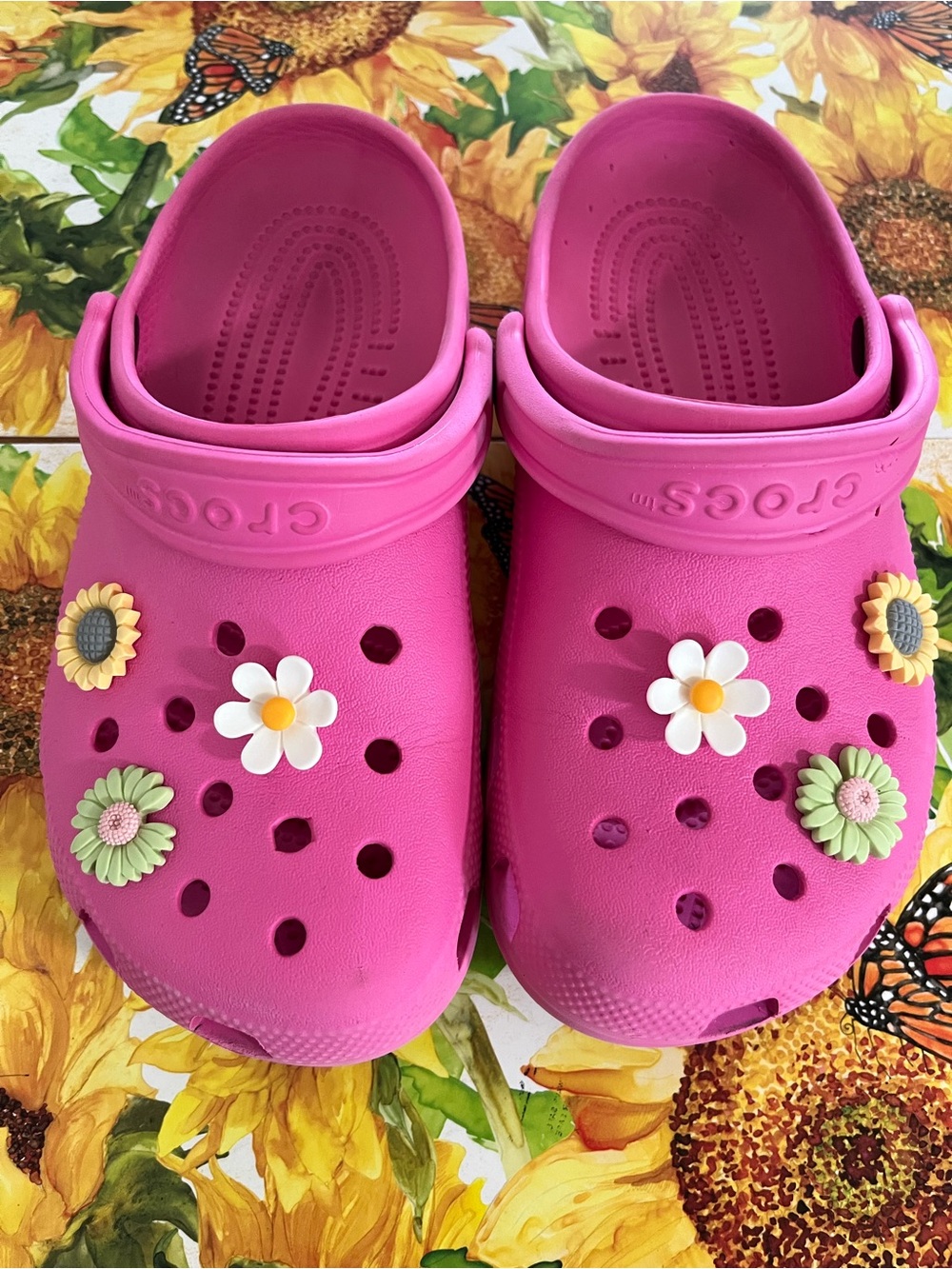 CROCS Classic Clog in Bright Pink with Floral Charms Women’s Size 8
